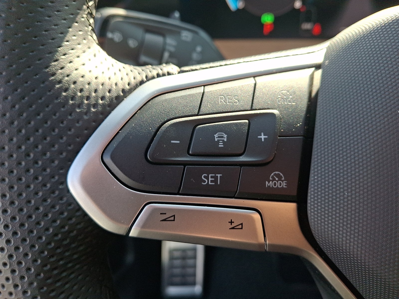 2025 Volkswagen Tiguan 2.0T SEL R-Line