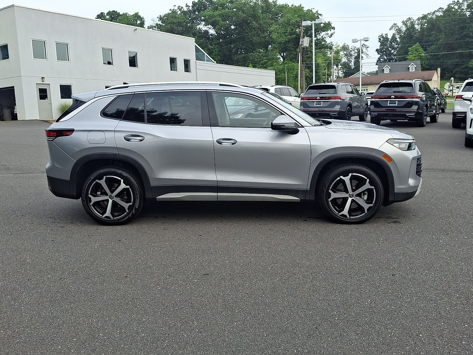 2025 Volkswagen Tiguan 2.0T SE